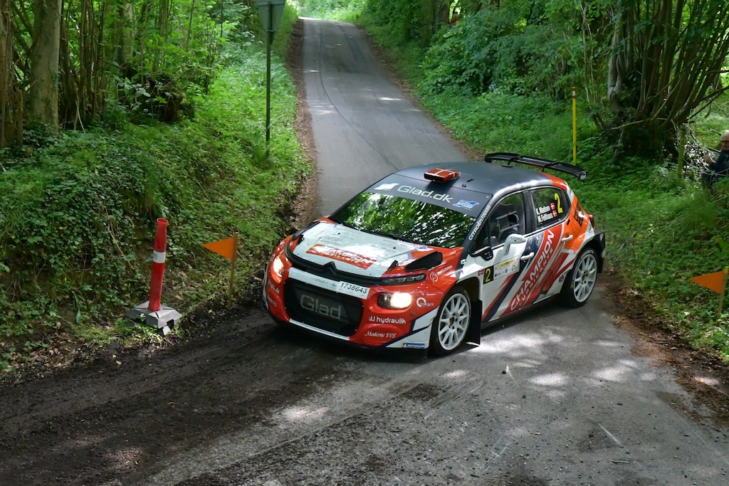 Kenneth Madsen og Mette Felthaus i Citroën C3 Rally2, på vej mod sejren i Au2parts Rallye Sønderjylland.
(Foto: Morten Dam)